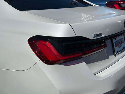 Used 2021 BMW 750i xDrive w/ Executive Package image 9