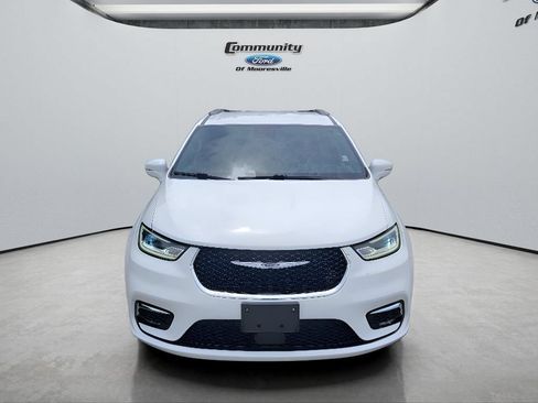 Used 2022 Chrysler Pacifica Touring-L FWD image 2