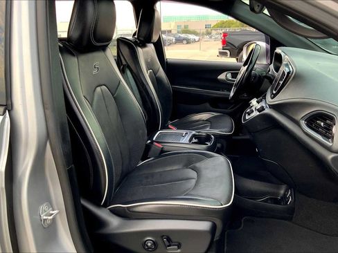 Used 2019 Chrysler Pacifica Limited w/ Advanced Safetytec Group FWD image 9