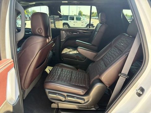 Used 2024 Cadillac Escalade Premium Luxury Platinum w/ Heavy-Duty Trailer Package AWD/4WD image 17