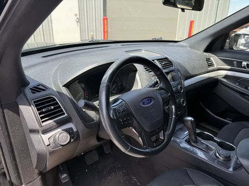 Used 2017 Ford Explorer XLT AWD/4WD image 7
