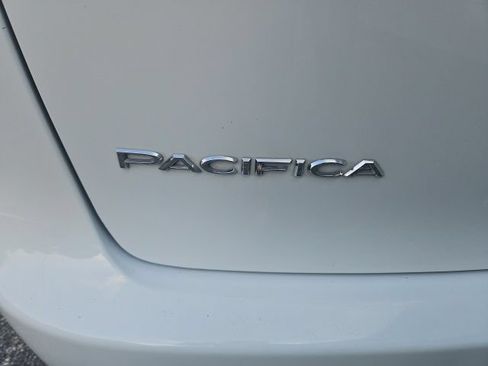 Used 2024 Chrysler Pacifica Touring-L FWD image 33