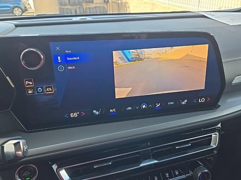 Used 2025 Chevrolet Traverse LT FWD image 24