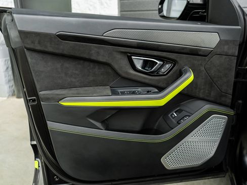 Used 2022 Lamborghini Urus AWD/4WD image 23