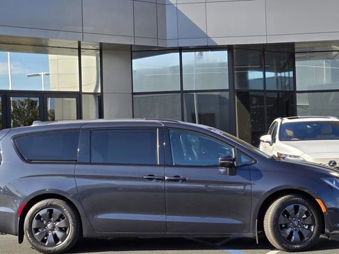 Used 2019 Chrysler Pacifica Limited w/ Advanced Safetytec Group image 3