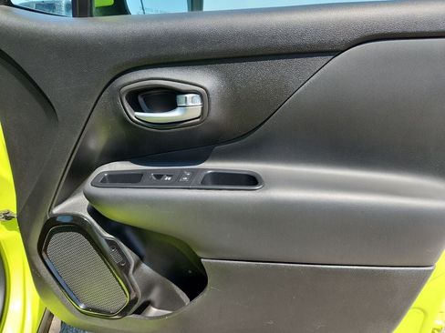 Certified 2017 Jeep Renegade Altitude FWD image 12