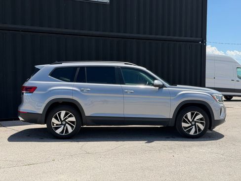 Used 2024 Volkswagen Atlas SE AWD/4WD image 3