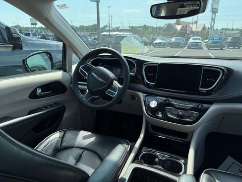 Used 2024 Chrysler Pacifica Limited FWD image 10
