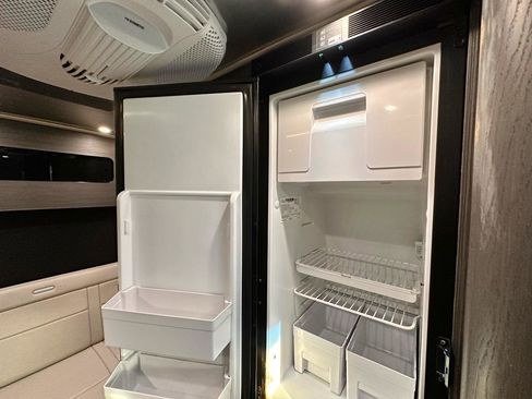 Used 2019 Mercedes-Benz Sprinter 2500 image 48