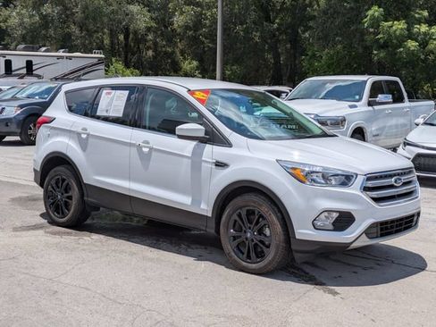 Used 2019 Ford Escape SE FWD image 2