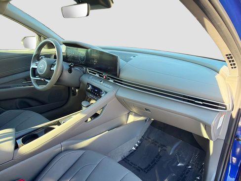 Used 2025 Hyundai Elantra SEL image 12