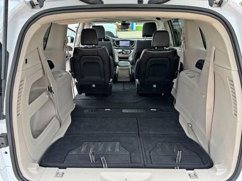 Used 2024 Chrysler Pacifica Limited FWD image 13