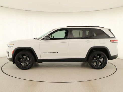 Used 2023 Jeep Grand Cherokee Altitude AWD/4WD image 2