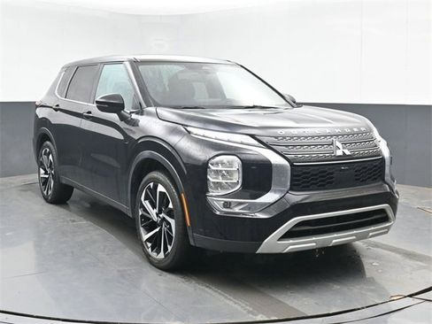 Used 2024 Mitsubishi Outlander SE image 2