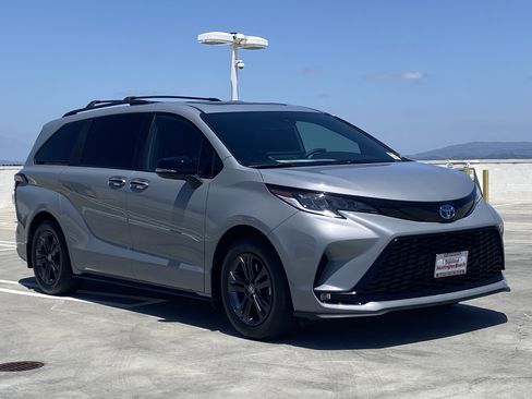 Used 2025 Toyota Sienna XSE w/ XSE Premium Package AWD/4WD image 2