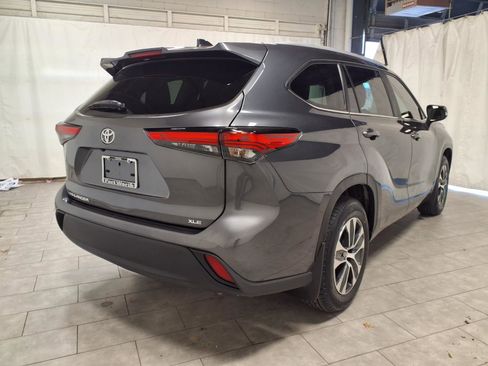 Used 2023 Toyota Highlander XLE image 9