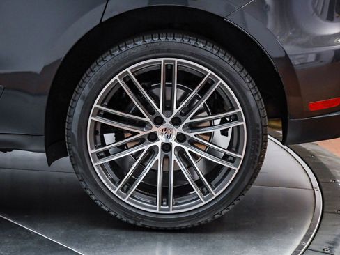 Used 2025 Porsche Macan image 9