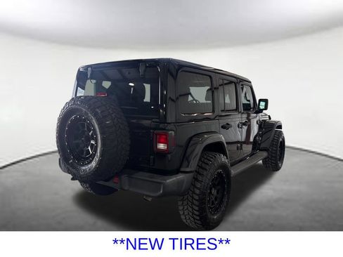 Used 2018 Jeep Wrangler Unlimited Sahara AWD/4WD image 6
