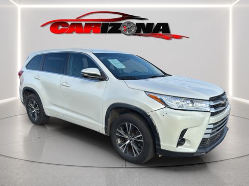 Used 2017 Toyota Highlander LE FWD image 1