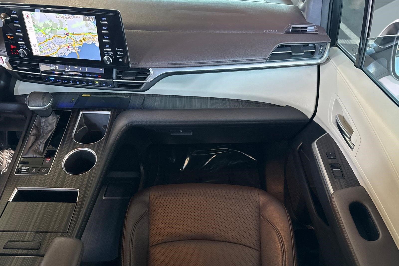 Used 2021 Toyota Sienna Platinum FWD image 32