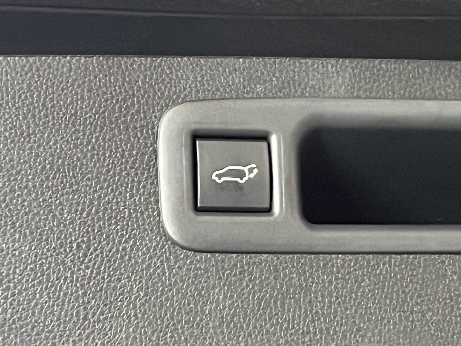 Used 2025 Toyota Highlander XLE FWD image 11
