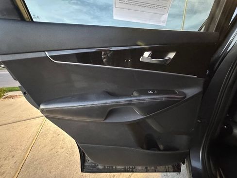 Used 2019 Kia Sorento FWD image 26