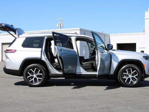 Used 2023 Jeep Grand Cherokee L Limited AWD/4WD image 15