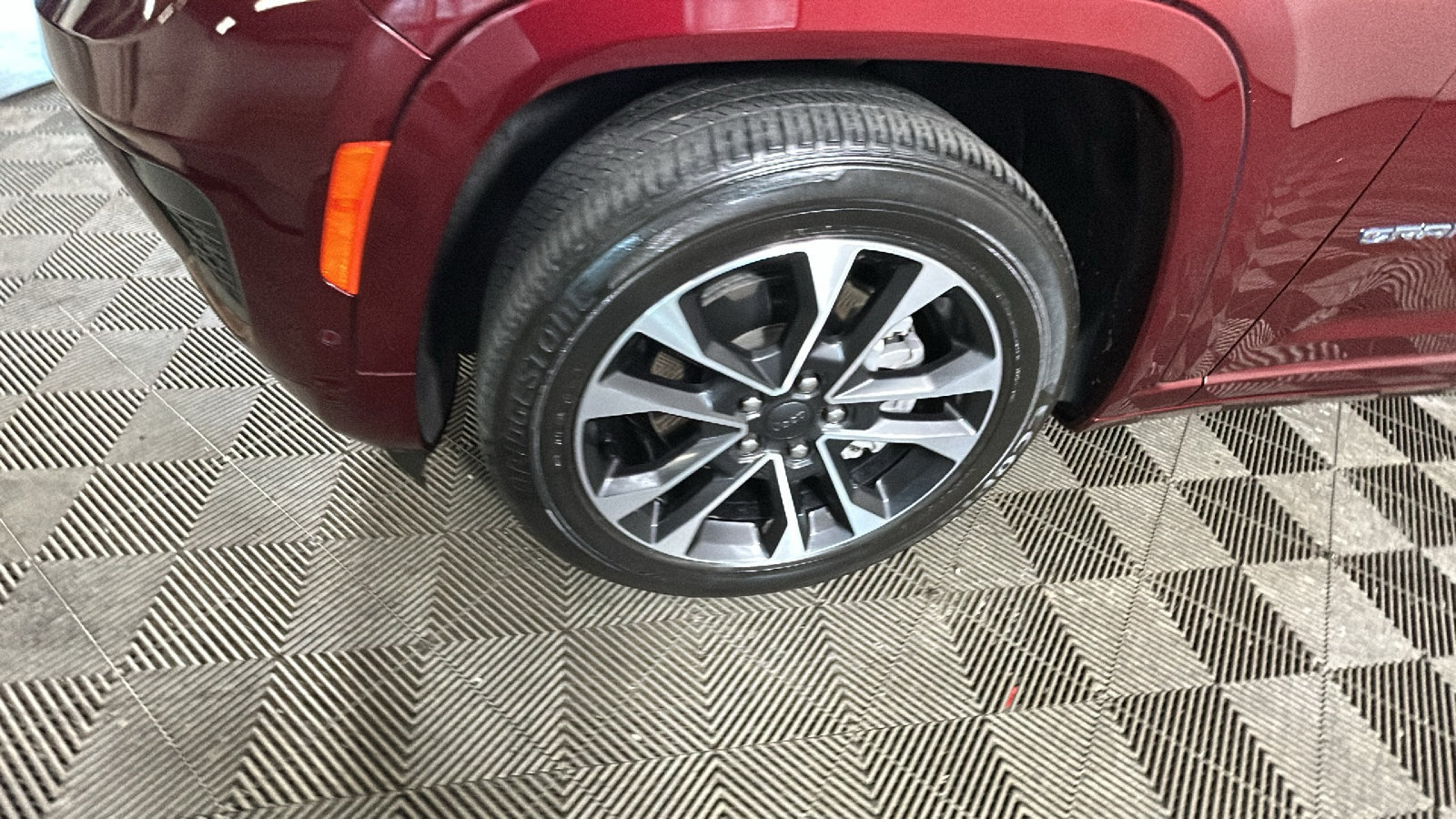Used 2022 Jeep Grand Cherokee Overland w/ Advanced Protech Group III AWD/4WD image 11