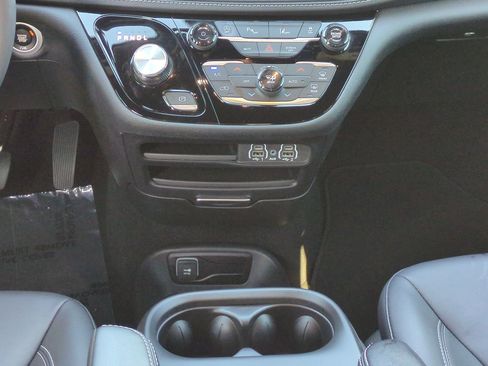 Certified 2025 Chrysler Pacifica Select image 18