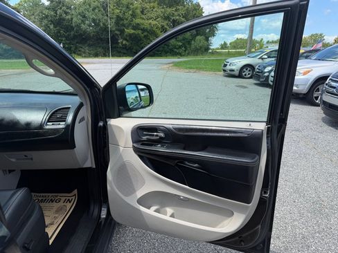 Used 2014 Chrysler Town & Country Touring-L w/ Driver Convenience Group FWD image 14