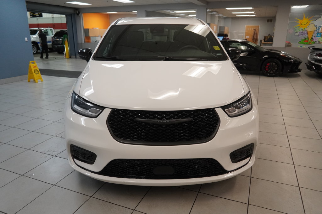 Used 2024 Chrysler Pacifica Limited FWD image 9