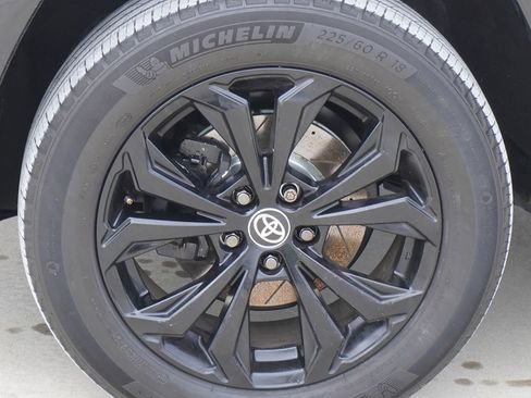 Used 2022 Toyota RAV4 SE w/ Convenience Package image 4