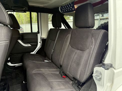 Used 2014 Jeep Wrangler Unlimited Sahara w/ Connectivity Group AWD/4WD image 8