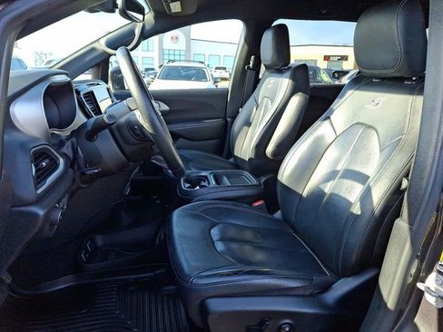 Certified 2020 Chrysler Pacifica Touring-L w/ Advanced Safetytec Group image 16