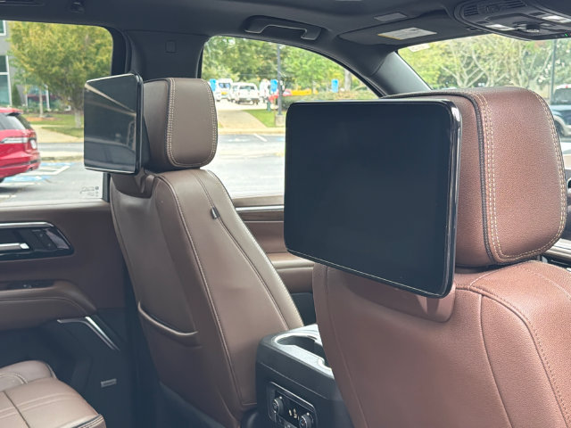 Used 2025 Chevrolet Suburban High Country AWD/4WD image 19