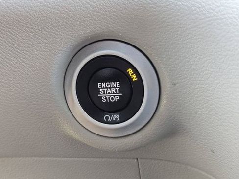 Used 2023 Chrysler Pacifica Touring-L FWD image 22