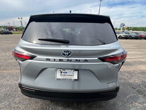 Used 2021 Toyota Sienna XLE FWD image 8