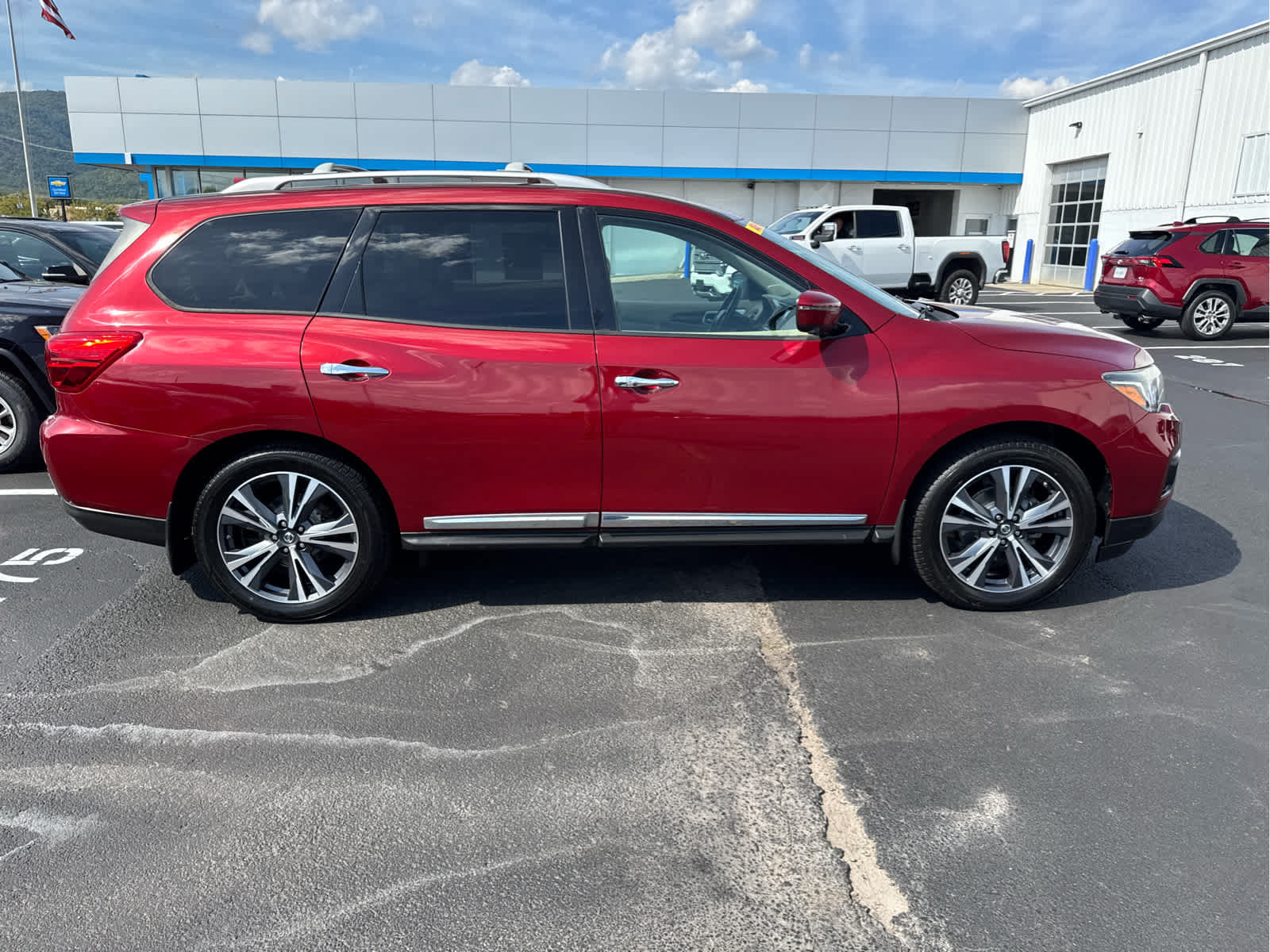 Used 2019 Nissan Pathfinder Platinum AWD/4WD image 18