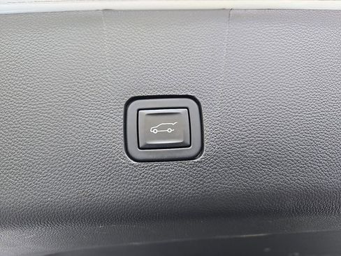 Used 2023 Chevrolet Traverse LT image 34