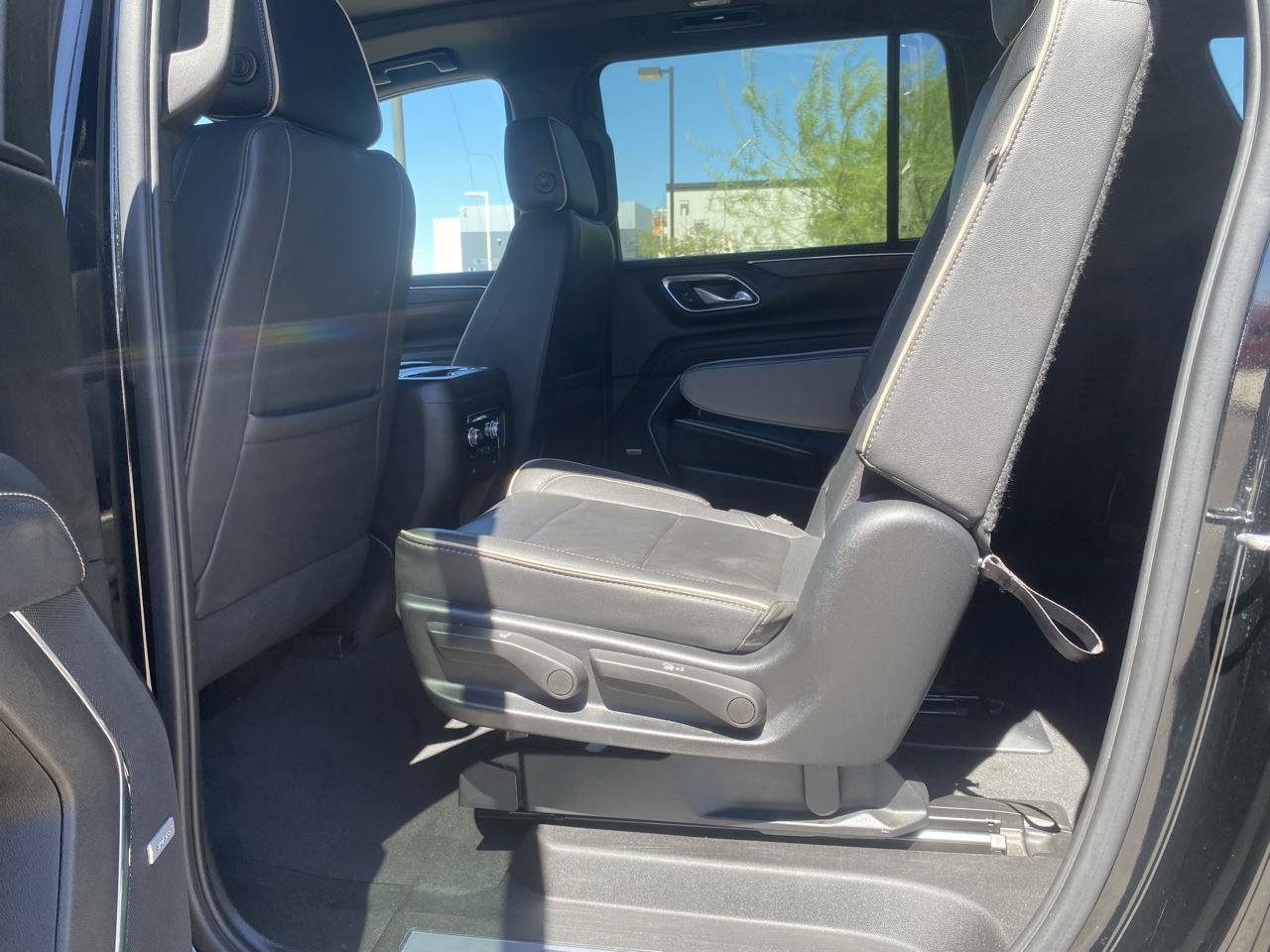 Used 2023 GMC Yukon XL SLT w/ SLT Premium Package AWD/4WD image 14