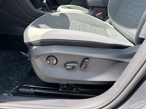 Used 2025 Volkswagen Taos SE image 10