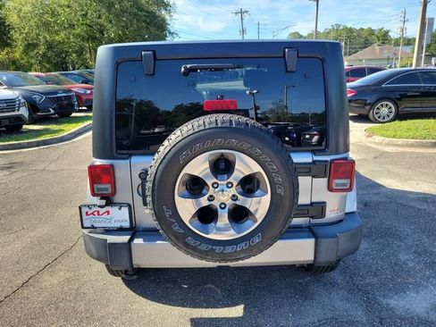 Used 2018 Jeep Wrangler Unlimited Sahara w/ Connectivity Group AWD/4WD image 8
