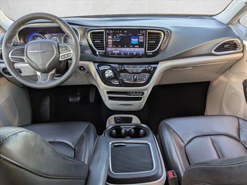 Used 2023 Chrysler Pacifica Touring-L image 15
