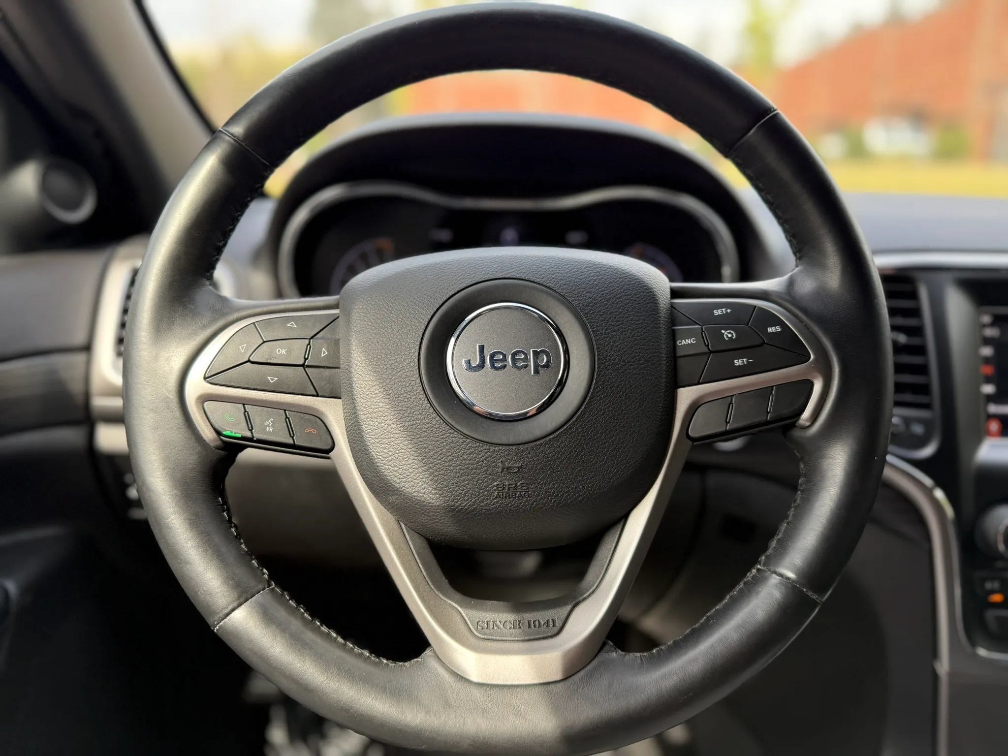 Used 2019 Jeep Grand Cherokee Laredo AWD/4WD image 27