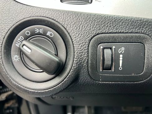 Used 2019 Dodge Journey SE image 22