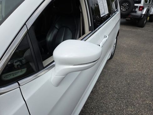 Used 2022 Chrysler Pacifica Touring-L image 33
