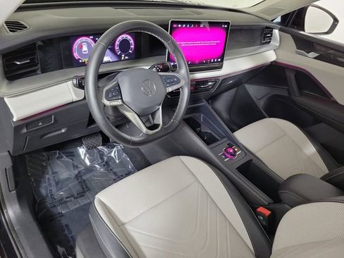 Used 2025 Volkswagen Tiguan SE FWD image 18