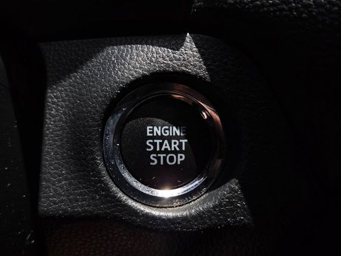Used 2021 Toyota RAV4 XLE w/ Convenience Package FWD image 33