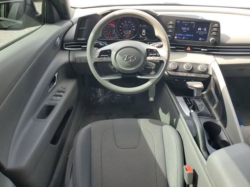 Used 2022 Hyundai Elantra SE image 13