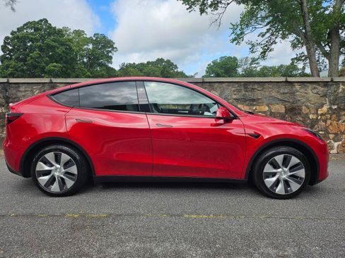 Used 2023 Tesla Model Y 2WD image 10